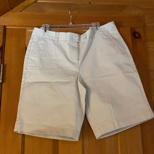 Vineyard Vines light khaki shorts - size 14